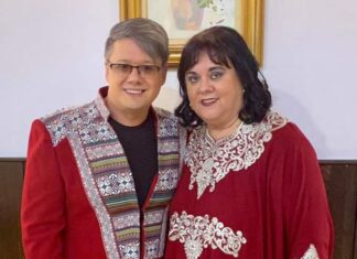 Mama lui Fuego împodobește bradul din octombrie Furgo