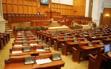 Parlamentul, cu „lacătul” pe ușă