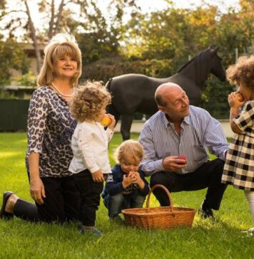 Traian Băsescu într-o postură inedită: Bunicul cu 3 nepoți