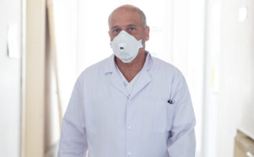 Crăciunul în jurul bradului, cu familia lărgită, doar un vis