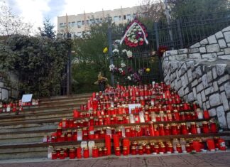 Ce a rămas din Spitalul Județean din Piatra Neamț: candele și flori