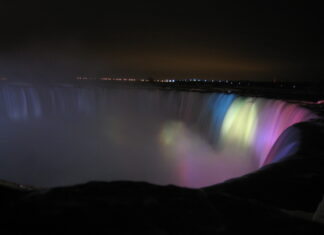 Tricolorul românesc, la Cascada Niagara