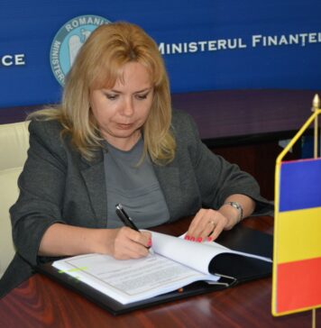 Senatorii pot începe „școala online”. Vor primi tablete