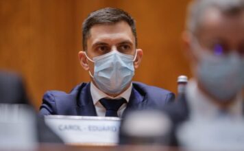 Novak încearcă marea cu degetul: 45 de minute de gimnastică, înainte de cursuri