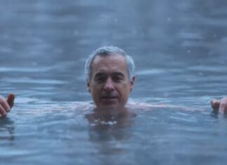 Politician dezbrăcat, făcând baie într-un lac din Austria: ”Trebuie să știm cine suntem și ce vrem” Călin Georgescu