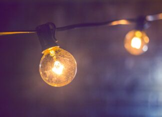 Cât plătești la „lumină” dacă rămâi la același furnizor