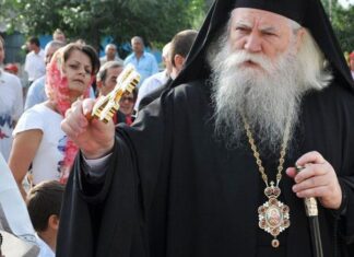 ÎPS Calinic susține că nu există tarif de înmormântare. Enoriașii susțin contrariul