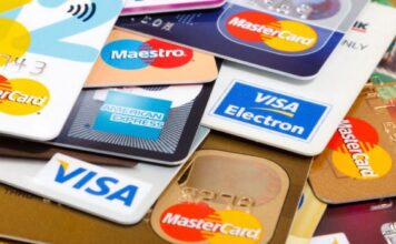 Tânăr din Cluj-Napoca, prins de polițiști după ce a făcut 144 de plăți cu un card bancar găsit