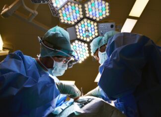 Succes mondial în medicină: primul transplant dublu de brațe din lume