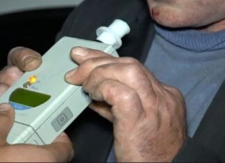 Angajații unei primării din Timiș semnează „condica” la bar