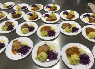 Mâncare caldă pentru medici și pentru săraci, un proiect de la oameni pentru oameni