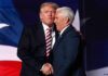 Donald Trump îi sucește încheietura lui Mike Pence