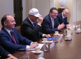 PSD se întreabă unde-i șapca primită de Iohannis de la Trump