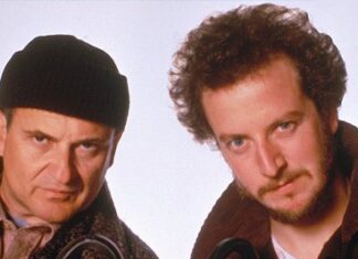 Jaf ca în ”Singur Acasă”: hoțul s-a așezat pe telefon și a sunat la poliție