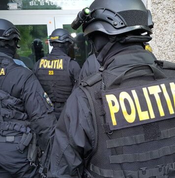 Zeci de persoane, acuzate de falsificarea de documente pentru a obține indemnizații mai mari de creștere a copilului