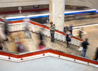 Protest spontan în stația de metrou Piața Unirii. Circulația trenurilor, dată peste cap
