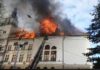 Acoperișul Palatului Administrativ din Suceava, ars în totalitate de un incendiu puternic