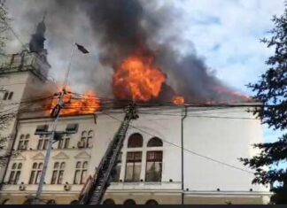 Acoperișul Palatului Administrativ din Suceava, ars în totalitate de un incendiu puternic