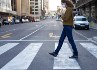 Codul Rutier ar putea suferi modificări. Utilizarea telefonului pe trecerea de pietoni, în dezbatere