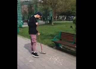 Operațiunea „măturica și fărașul” în Sectorul 5: cei prinși că aruncă coji de semințe pe jos au o șansă pentru a scăpa de amendă!