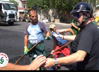 Piedone în acțiune! Penalizează directorii primăriei pentru că nu își îndeplinesc sarcinile și împarte apă într-o zi toridă