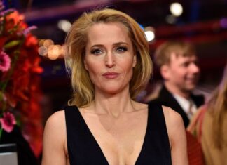 Agentul Scully renunță la sutien: „Nu îmi pasă dacă sânii îmi ajung până la buric!”