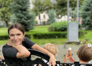 Adela Popescu și cei trei copii ai săi