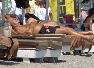 Ion Țiriac își alină bătrânețea pe litoral, alături de o brunetă mult mai tânără ca el