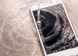 Ai scăpat telefonul în apă? Iată ce trebuie să faci pentru a-l salva!
