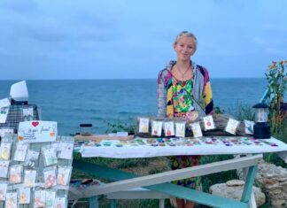 Tiara, fetița care vinde accesorii handmade în Vama Veche, pentru a strânge banii necesari operației de care are nevoie cățelul ei