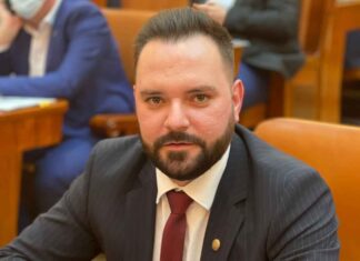 Deputatul Vlad Popescu Piedone a oferit cadouri și colinde bătrânilor de la un centru din sectorul 5 al Capitalei