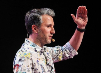 Andi Moisescu, de la vânzătorul de ziare la omul de azi