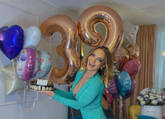 Andre, petrecerea de la miezul nopții, în fața ușii