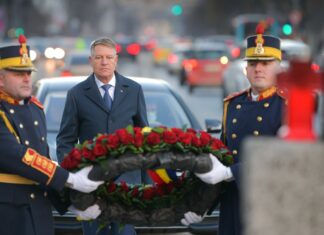 Matinal, Klaus Iohannis a depus o coroană de flori în memoria victimelor Revoluției din 1989