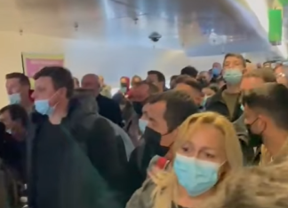 Cozi și mulți nervi în aeroportul din București