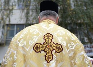 Un preot din Italia sfințește telefoanele enoriașilor pentru a-i proteja de știrile false