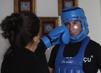 Plătit să fie sac de box pentru stresați