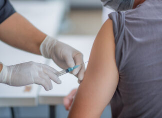 Un bărbat s-a vaccinat de 10 ori într-o zi împotriva COVID-19