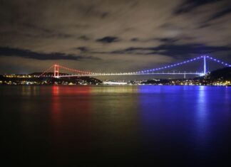 New York și Istanbul s-au „îmbrăcat” în culorile României