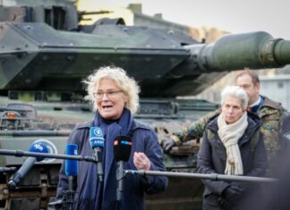 Germania trimite mii de căști militare în Ucraina