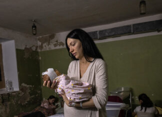 Lupta pentru viață continuă. Femeile din Ucraina aduc pe lume copii în adăposturile antiaeriene