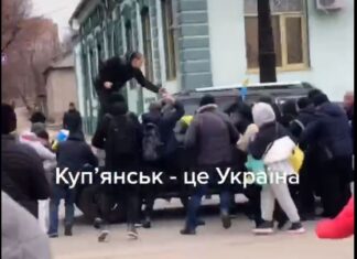 Scut uman în fața blindatelor rusești. Ucrainenii nu cedează