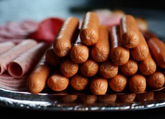 Românii consumă crenvurşti care conţin doar 27% carne Foto: Pixabay