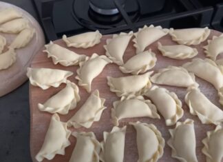 Ucrainencele care s-au refugiat în țara noastră au început mici afaceri cu mâncare tradiţională ucraineană Captură video Youtube