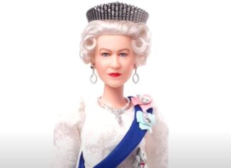 Regina Elisabeta a II-a a Marii Britanii, onorată cu o păpușă Barbie cu chipul ei Captură video Youtube