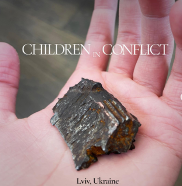 Angelina Jolie și „piatra specială” găsită de o fetiță