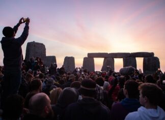 Solstiţiul de vară, celebrat de mii de oameni la Stonehenge Stonehenge