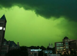 Fenomen ciudat: în urma unei furtuni, cerul de deasupra unei localități a devenit verde Credit foto: Twitter/jkarmill