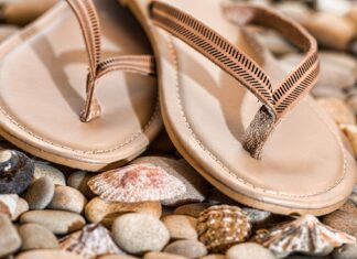 Deși sunt comozi, șlapii și balerinii deformează piciorul și provoacă afecțiuni ale coloanei vertebrale Sursă foto: Pixabay