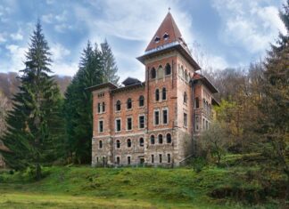 Un castel celebru din România va fi transformat în hotel de lux Castelul de la Zlatna